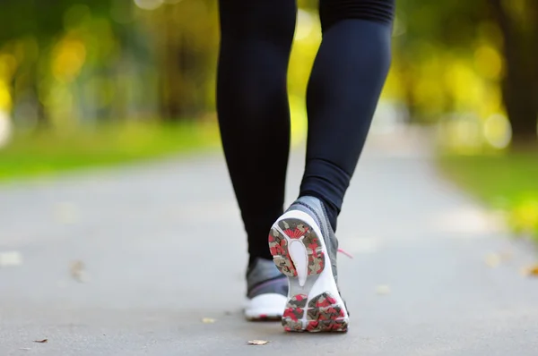 Runner voeten lopen op de weg close-up op schoen — Stockfoto