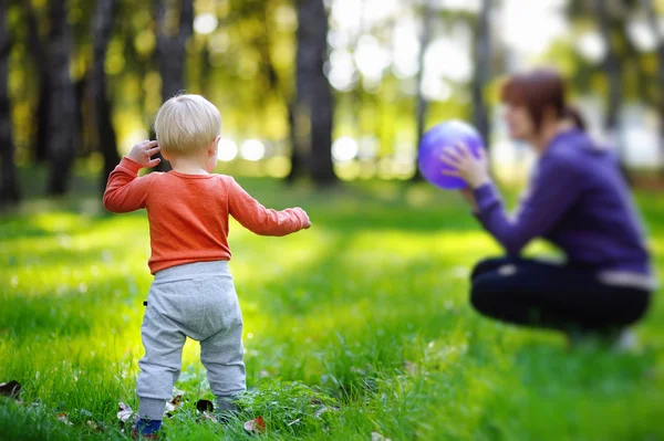 Niño pequeño con su madre jugando con la pelota —  Fotos de Stock