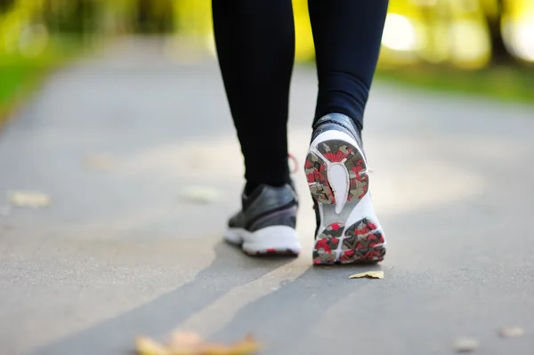 Runner voeten lopen op de weg close-up op schoen — Stockfoto