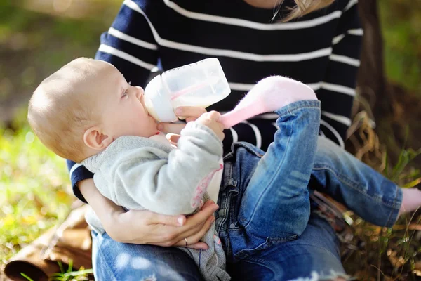 Baby trinkt Milch aus Flasche — Stockfoto