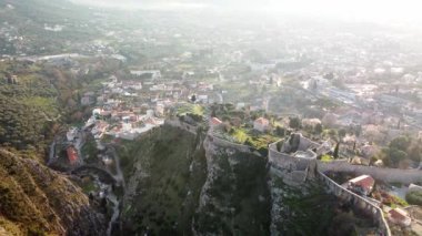 Karadağ 'daki Eski Kale Barının (Stari Bar) hava batımı görüntüsü. Kale denize yakındır. Eski Bar Şatosu Karadağ kıyılarının manzaralarından biri