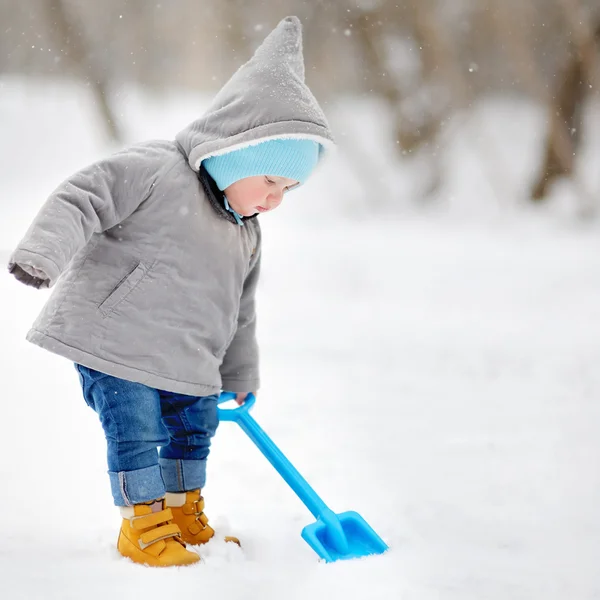 Beau tout-petit garçon jouant avec la neige — Photo