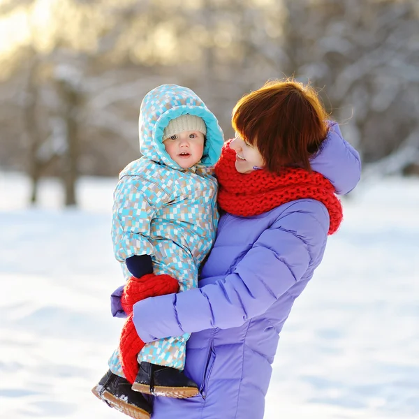 Jonge vrouw met peuter in de winter — Stockfoto