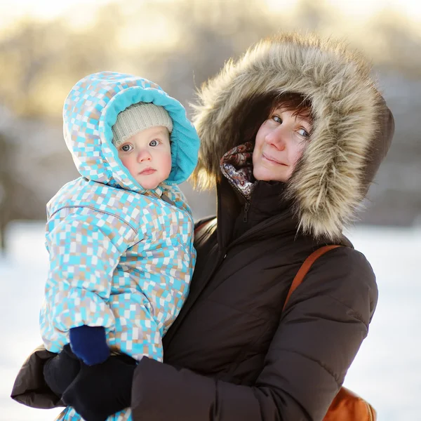 Mulher bonita e seu neto no inverno — Fotografia de Stock