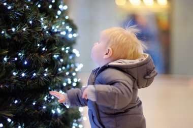 Xmas ağacı ile oynarken yürümeye başlayan çocuk