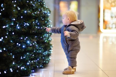 Xmas ağacı ile oynarken yürümeye başlayan çocuk