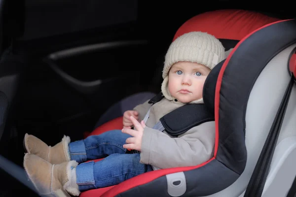 Criança sentada no assento do carro — Fotografia de Stock