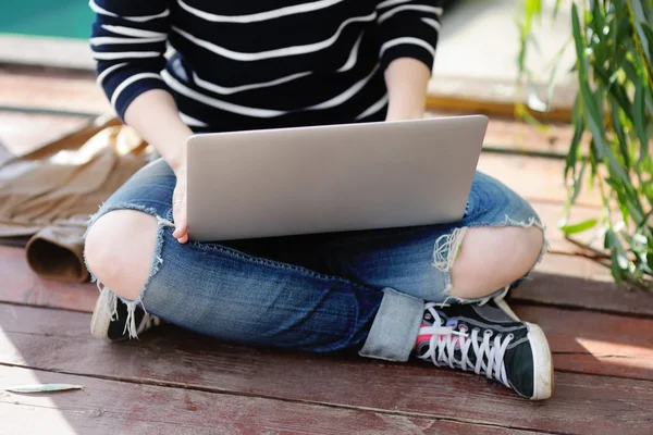 Junge Frau arbeitet an ihrem Laptop — Stockfoto