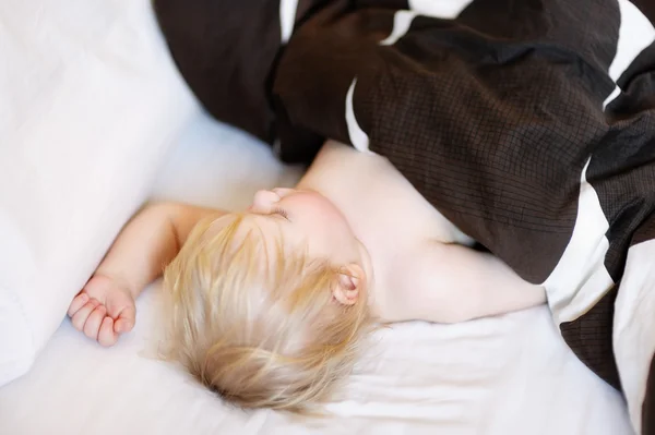 Kleinkind schläft im Bett — Stockfoto