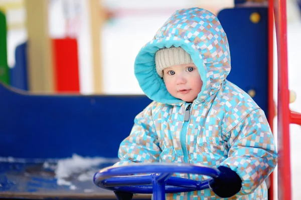 Bambino ragazzo nel parco giochi — Foto Stock