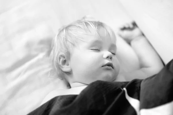 寝ている幼児少年 — ストック写真
