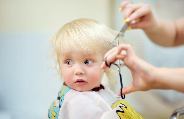 Criança chegando seu primeiro corte de cabelo — Fotografia de Stock