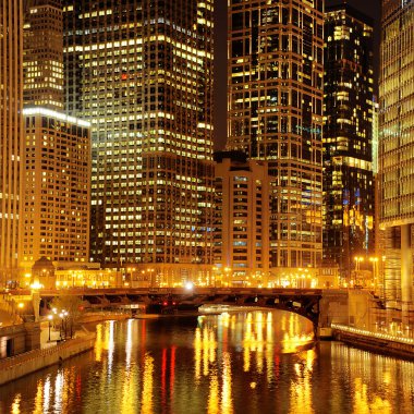 Chicago şehir merkezi ve gece Chicago nehri.