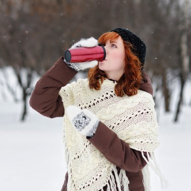 Kış parkında genç ve güzel bir kadın