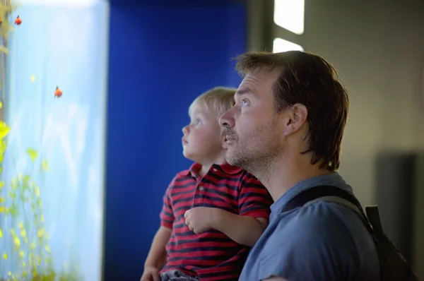 Vater und Sohn genießen den Blick auf die Unterwasserwelt — Stockfoto