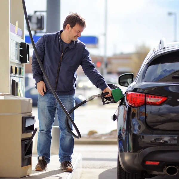 Hombre llenando combustible de gasolina en coche —  Fotos de Stock