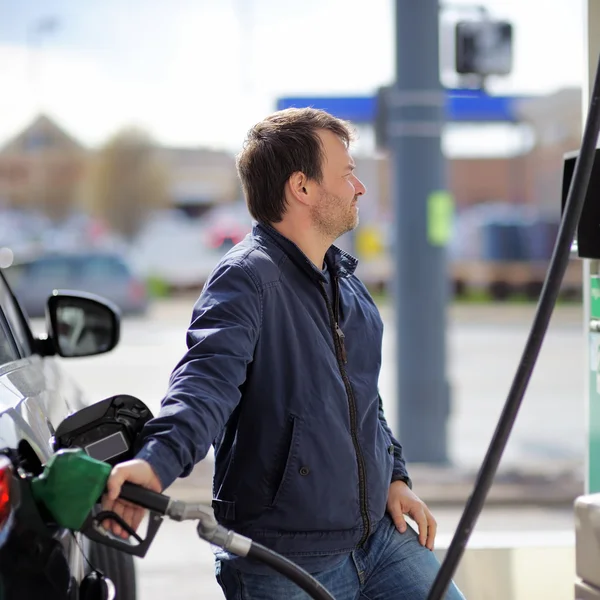 Hombre llenando combustible de gasolina en coche — Foto de Stock