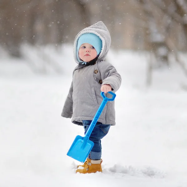 Piękny toddler chłopiec bawi się śnieg — Zdjęcie stockowe