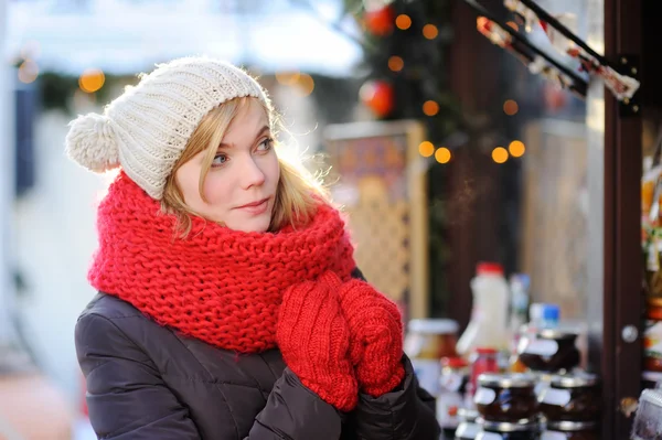 年轻的女子在一个圣诞市场 — 图库照片