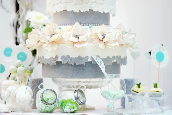 Elegante zoete tabel met grote cake — Stockfoto