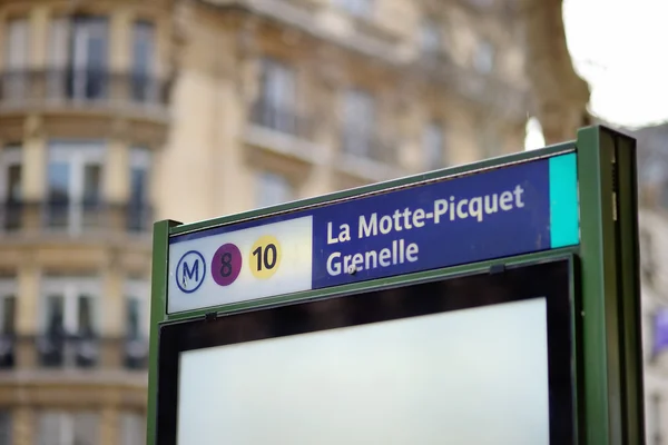 Un panneau à l'entrée du métro de Paris — Photo