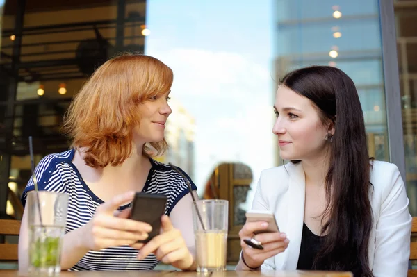 Two woman talking — Stockfoto