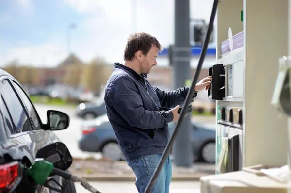 Homem enchendo gasolina combustível — Fotografia de Stock