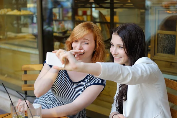 Duas raparigas a tirar uma selfie — Fotografia de Stock