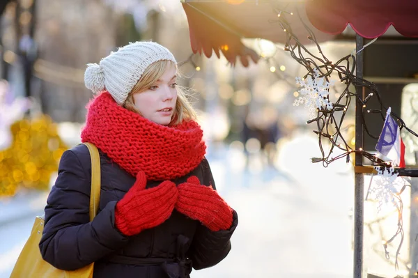 Mujer joven en la ciudad de invierno — Foto de Stock