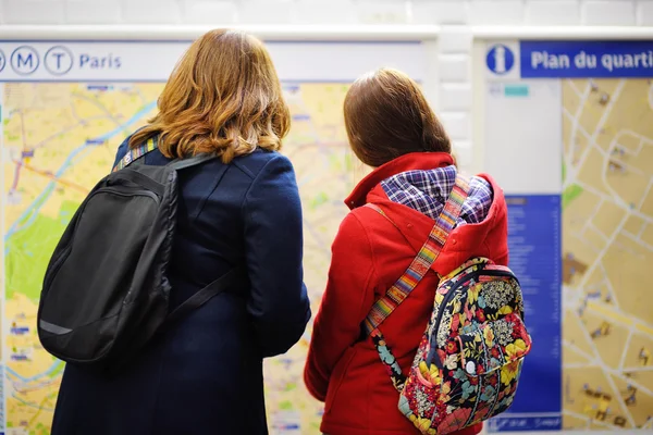 Дві жінки-туристки дивляться на карту метро — стокове фото