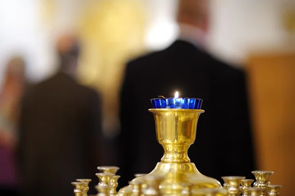 Ablaze kaars tijdens kerkdienst — Stockfoto