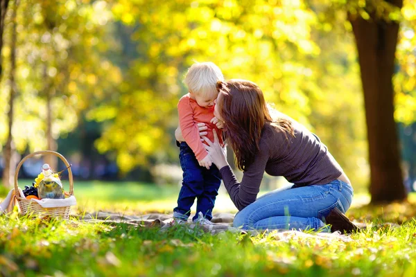 Junge Frau und ihr kleiner Sohn haben Spaß — Stockfoto