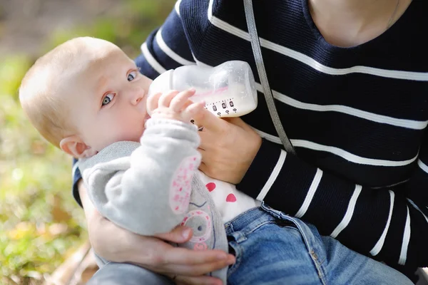 Baby drinking milk from bottle — Stock Photo, Image