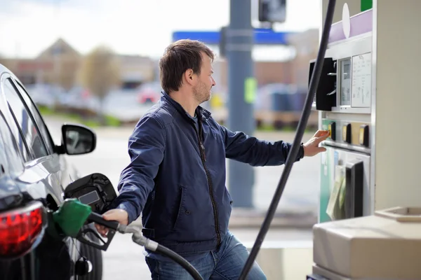 Man vullen benzine brandstof in auto — Stockfoto