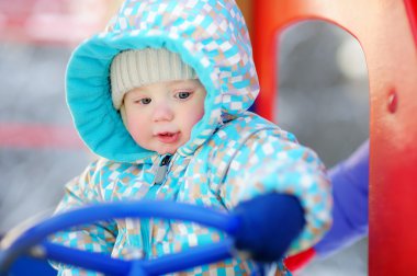 Oyun parkında eğleniyor yürümeye başlayan çocuk
