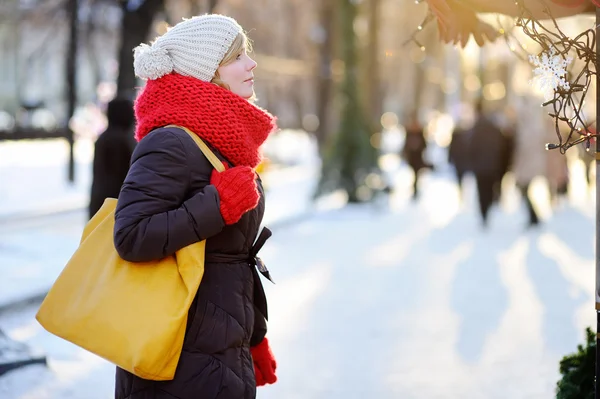 Jonge vrouw in winter city — Stockfoto