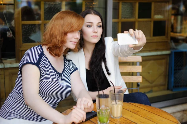 Två unga tjejer tar selfie — Stockfoto