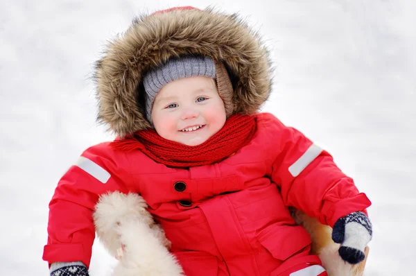 Yürümeye başlayan çocuk kış portresi — Stok fotoğraf