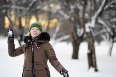 genç kadın kışın eğleniyor 