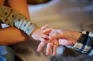 Büyük-büyükannesi ve bebek eller