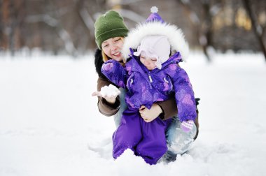 Kış, kızıyla birlikte genç kadın 