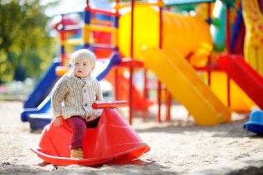 Oyun üzerinde güzel yürümeye başlayan çocuk