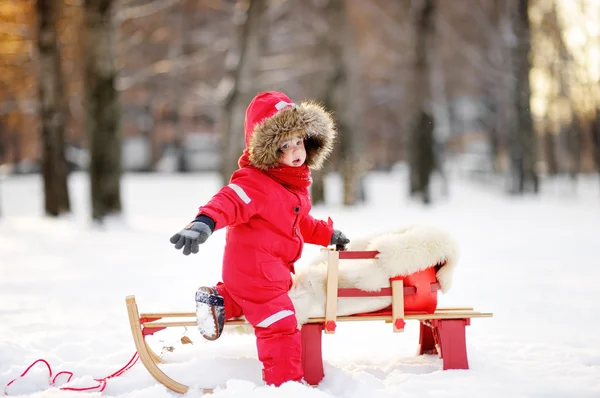 Menino se divertindo no inverno — Fotografia de Stock