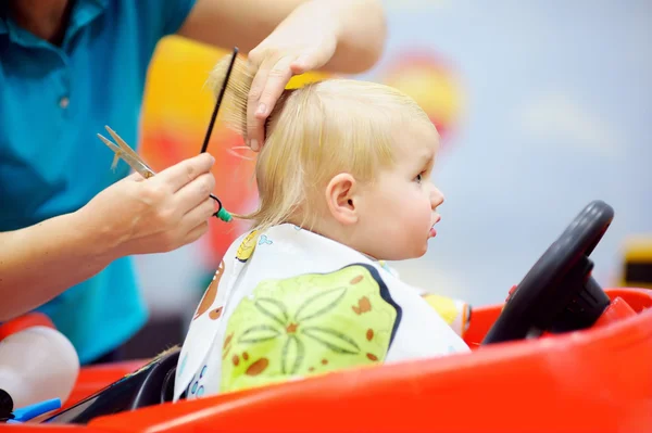 Criança chegando seu primeiro corte de cabelo — Fotografia de Stock