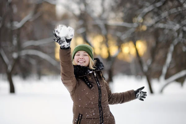 年轻女子在冬天很开心 — 图库照片