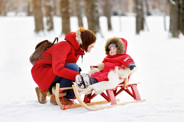 蹒跚学步的男孩和他年轻的母亲，在冬季 — 图库照片