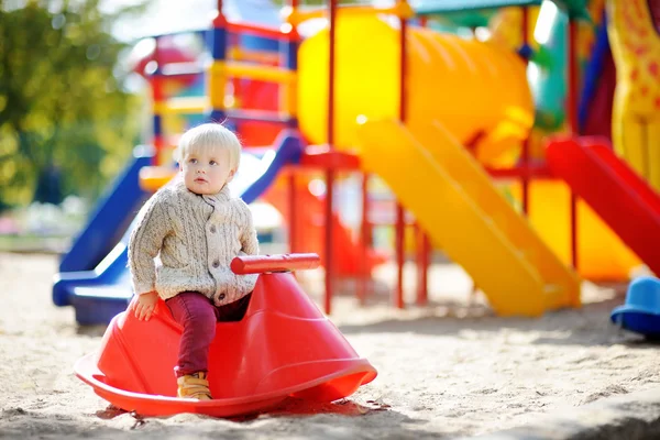 Oyun üzerinde güzel yürümeye başlayan çocuk