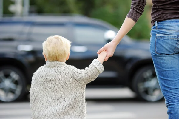 Mother and son crossing the street on the crosswalk — Stock Photo, Image