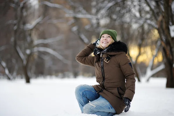 Genç kadın kışın eğleniyor — Stok fotoğraf