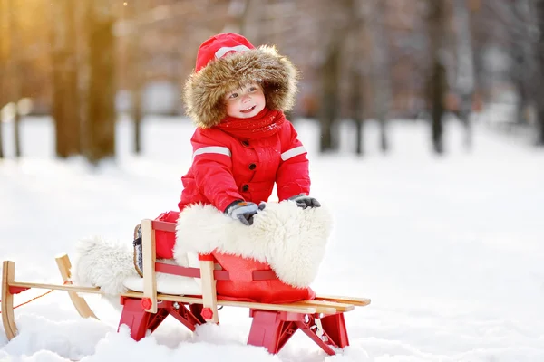 Toddler chłopiec zabawy zimą — Zdjęcie stockowe